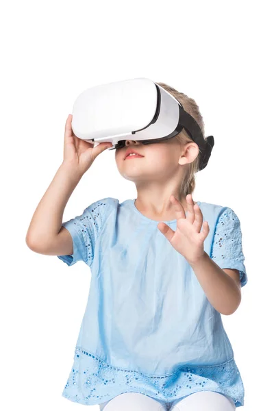 Ребенок с помощью гарнитуры виртуальной реальности, изолированной на белом — стоковое фото
