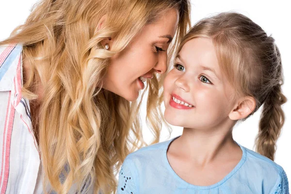 Mãe sorridente falando com filha isolada em branco — Fotografia de Stock