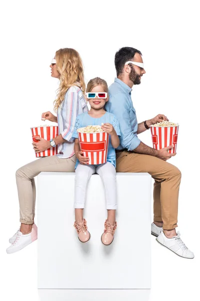 Familie isst Popcorn auf weißem Würfel — Stockfoto