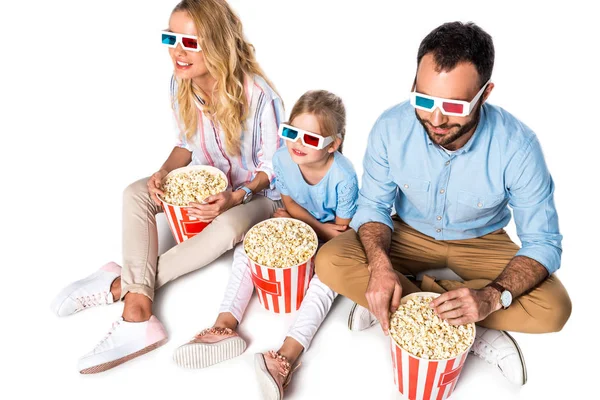 Famille avec popcorn et verres 3D assis sur cube blanc isolé sur blanc — Photo de stock