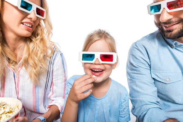Familia con gafas 3d comiendo palomitas de maíz aisladas en blanco - foto de stock