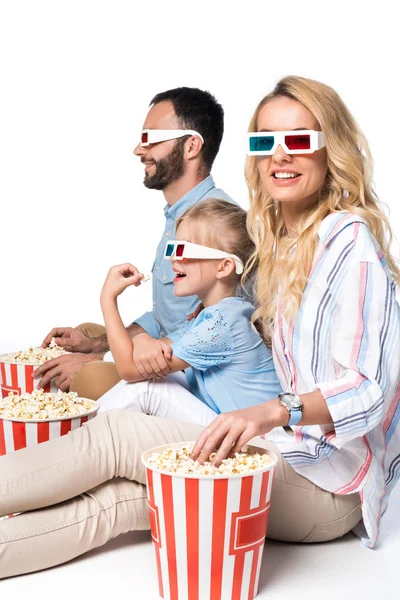 Vista laterale di famiglia mangiare popcorn isolato su bianco — Foto stock