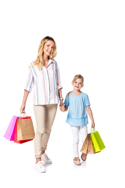 Mãe e filha com sacos de compras isolados em branco — Fotografia de Stock