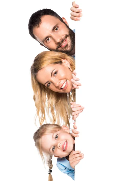 Lächelnde Familie mit leerem Brett isoliert auf weiß — Stockfoto