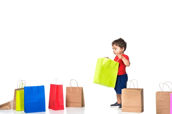 Junge hält Einkaufstasche isoliert auf weißem Grund . — Stockfoto