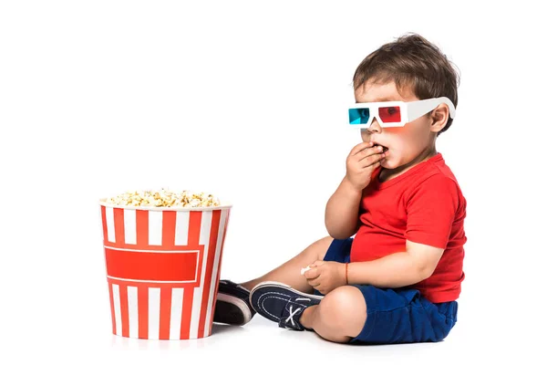 Garçon manger pop-corn et lunettes 3D isolé sur blanc — Photo de stock