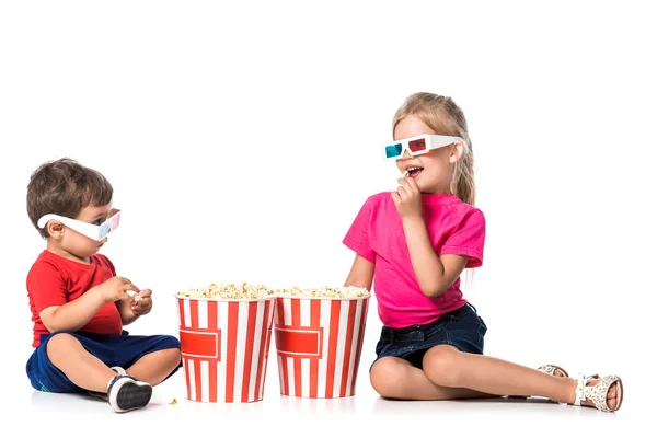 Kinder mit Popcorn und 3D-Gläsern isoliert auf weiß — Stockfoto