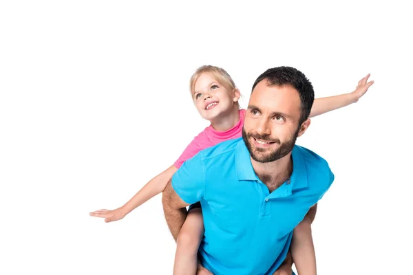 Lächelnder Vater gibt Tochter Huckepack auf Weiß — Stockfoto