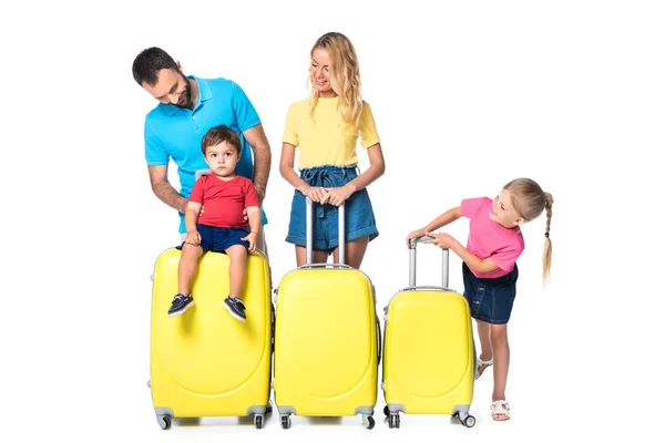 Famiglia con bagaglio giallo isolato su bianco — Foto stock