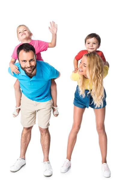 Eltern geben Kindern Huckepack, die auf weiß isoliert sind — Stockfoto