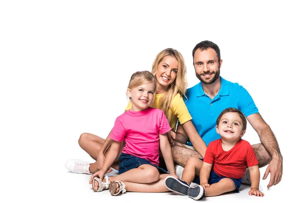 Glückliche Familie sitzt isoliert auf weiß — Stockfoto