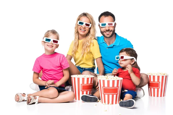 Vista frontal de la familia con palomitas de maíz y gafas 3D aisladas en blanco - foto de stock