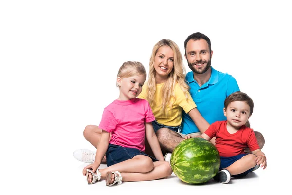 Glückliche Eltern mit Kindern und Wassermelone isoliert auf weiß — Stockfoto