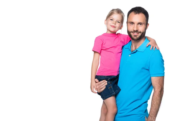 Sorridente padre che tiene figlia su mani isolate su bianco — Foto stock