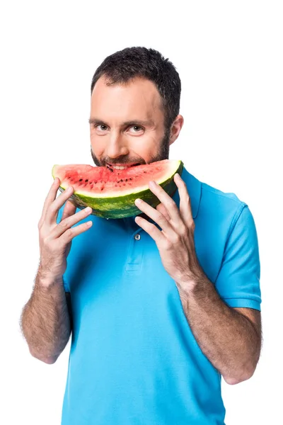 Hombre en polo azul comiendo sandía aislado en blanco - foto de stock