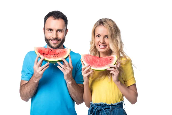 Glückliches Paar isst Wassermelone isoliert auf weiß — Stockfoto