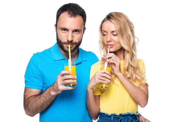 Pareja bebiendo jugo de naranja con pajitas aisladas en blanco - foto de stock