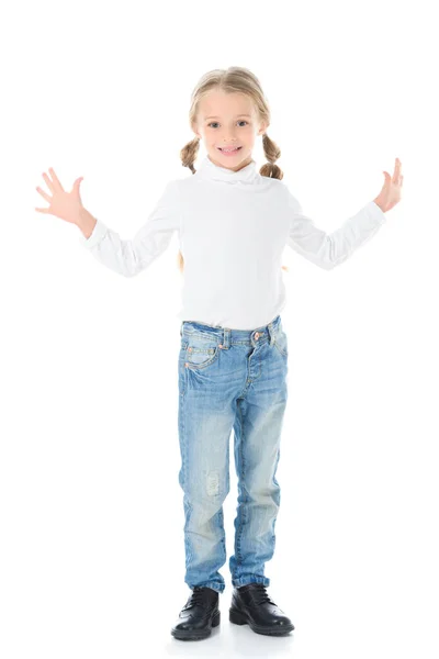 Niño feliz con trenzas haciendo gestos y posando aislado sobre blanco - foto de stock