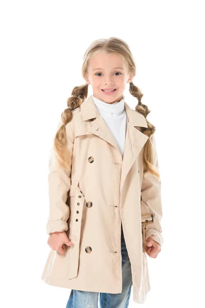 Adorabile bambino sorridente posa in cappotto autunnale beige, isolato su bianco — Foto stock