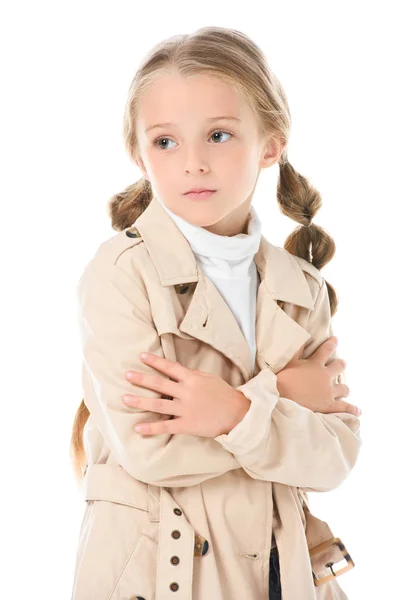 Adorabile bambino in posa in cappotto beige alla moda, isolato su bianco — Foto stock