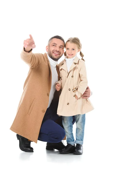 Padre mostrando algo a la hija con estilo en traje de otoño, aislado en blanco - foto de stock