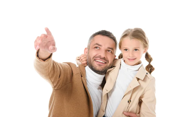 Lächelnder Vater zeigt Tochter etwas im Herbst-Outfit, isoliert auf Weiß — Stockfoto