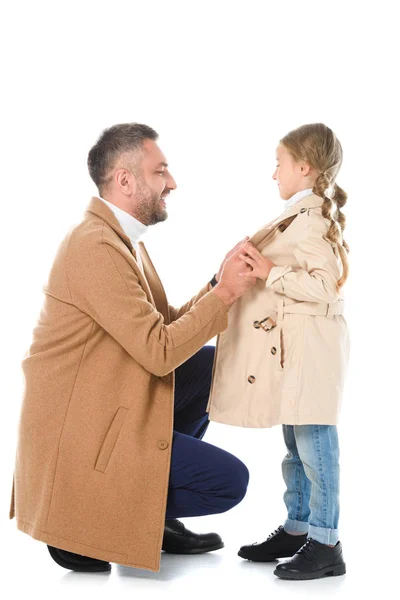 Padre elegante y la hija con abrigos beige, aislado en blanco - foto de stock