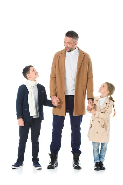 Sonriente padre cogido de la mano con hija e hijo en traje de otoño, aislado en blanco — Stock Photo