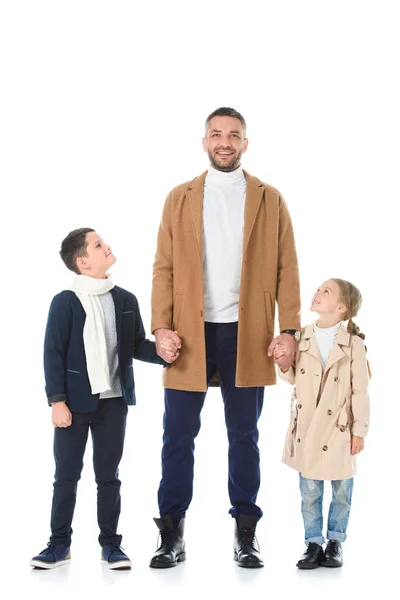 Feliz padre cogido de la mano con hermanos en traje de otoño, aislado en blanco - foto de stock