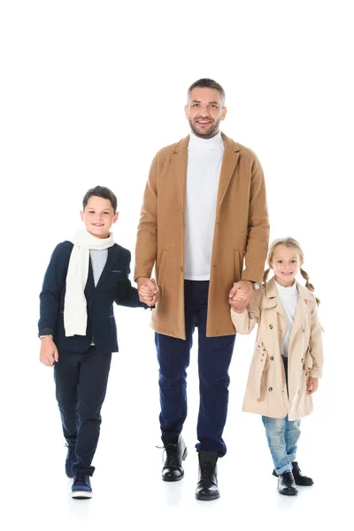Padre cogido de la mano con niños adorables en traje de otoño, aislado en blanco - foto de stock