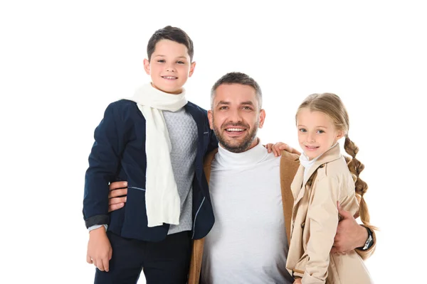 Glücklich stylischer Vater umarmt Kinder im Herbst-Outfit, isoliert auf weiß — Stockfoto