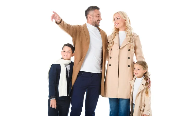 Стильная семья и дети в осеннем наряде, отец показывает что-то изолированное на белом — стоковое фото