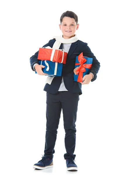 Elegante niño sosteniendo cajas de regalo, aislado en blanco - foto de stock