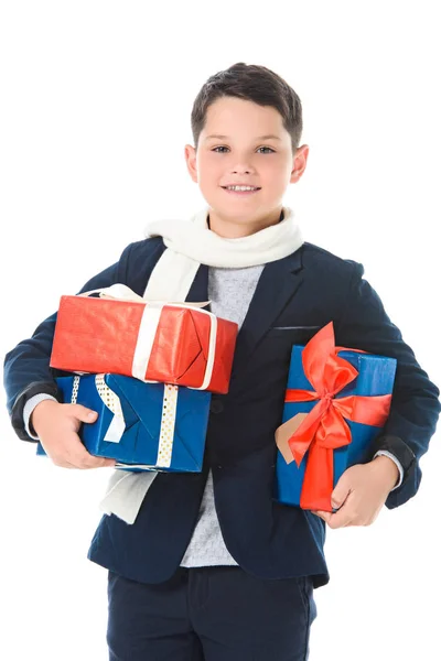 Stilvoll lächelnder Junge mit Geschenkschachteln, isoliert auf weiß — Stockfoto