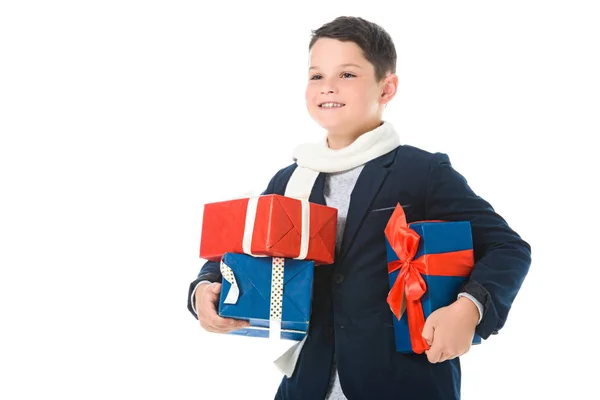 Felice ragazzo in abito autunnale regge regali, isolato su bianco — Foto stock