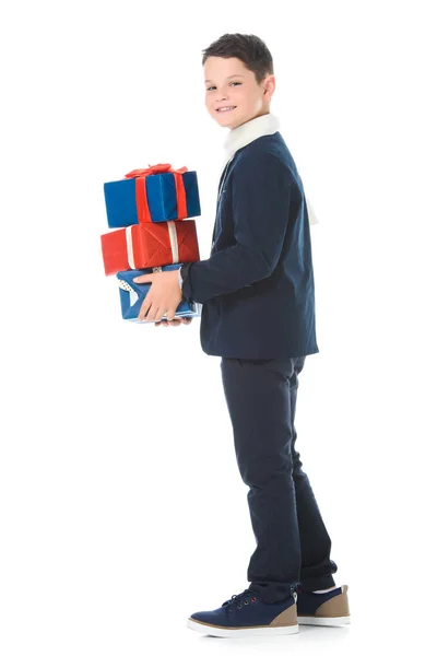 Heureux garçon élégant tenant des boîtes-cadeaux, isolé sur blanc — Photo de stock