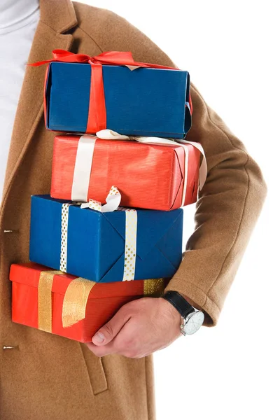 Vista recortada del hombre sosteniendo cajas de regalo, aislado en blanco - foto de stock
