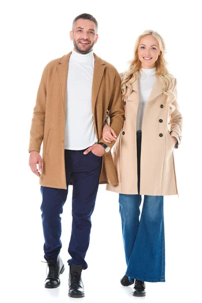 Casal posando em casacos de outono bege na moda, isolado em branco — Fotografia de Stock