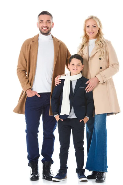 Батьки в бежевих пальто обіймають сина в осінньому вбранні, ізольовані на білому — стокове фото