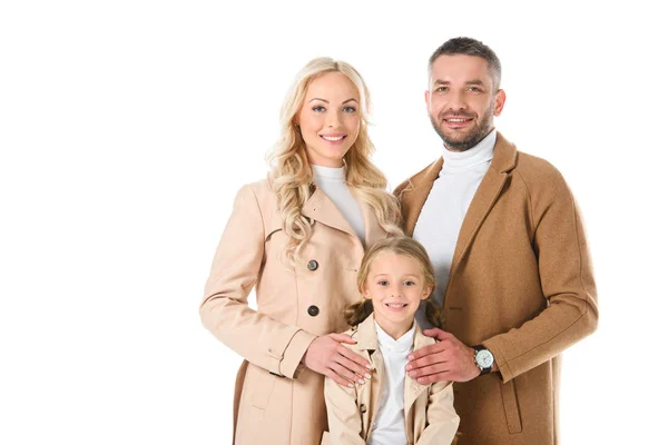 Усміхнена сім'я з дочкою в бежевих осінніх пальто, ізольовані на білому — стокове фото