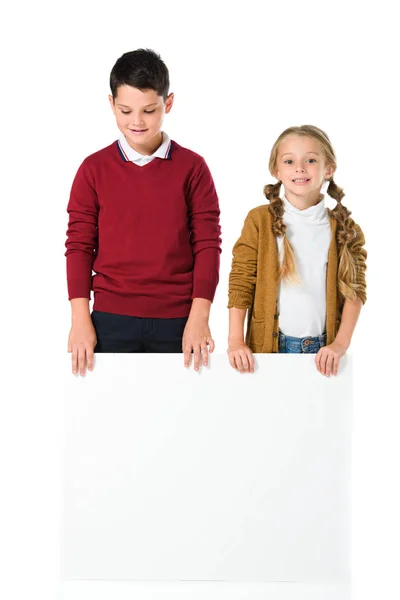 Adorables frères et sœurs debout avec une pancarte vierge, isolés sur blanc — Photo de stock
