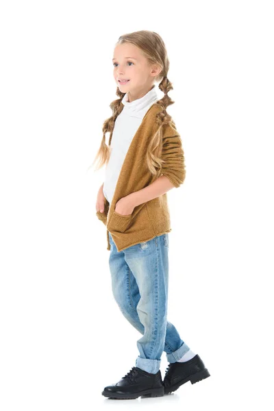Очаровательный ребенок позирует в модном осеннем наряде, изолированный на белом — стоковое фото