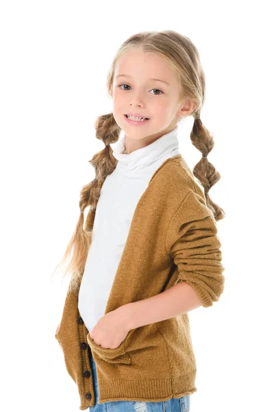 Niño sonriente con trenzas posando en traje de otoño, aislado en blanco - foto de stock