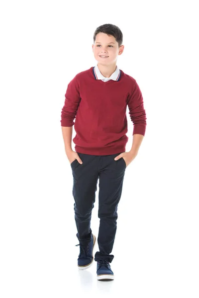Niño sonriente posando en suéter rojo aislado en blanco - foto de stock