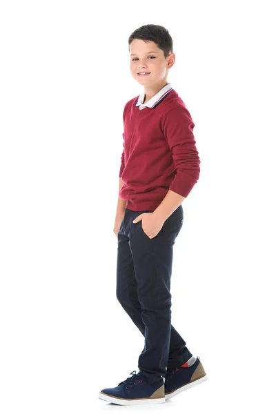 Lächelnder Junge posiert isoliert auf weißem Grund — Stockfoto