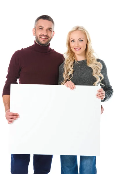 Lächelndes Paar im herbstlichen Outfit mit leerem Brett, isoliert auf weiß — Stockfoto