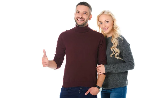 Sorrindo casal posando no outono roupa mostrando polegar para cima, isolado no branco — Fotografia de Stock