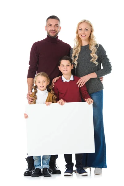 Familia feliz y niños sosteniendo pancarta en blanco, aislados en blanco - foto de stock