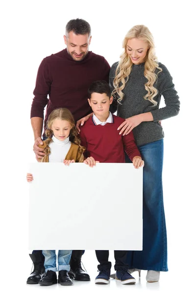Padres e hijos sosteniendo tablero vacío, aislados en blanco - foto de stock