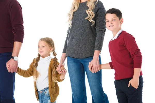 Abgeschnittene Ansicht von Eltern, die Händchen halten mit entzückenden glücklichen Kindern, isoliert auf weiß — Stockfoto